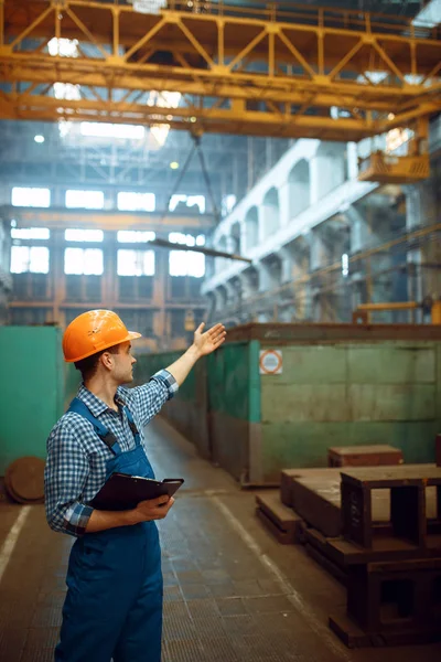 Master Mira Trabajo Del Operador Grúa Fábrica Metal Industria Metalúrgica — Foto de Stock