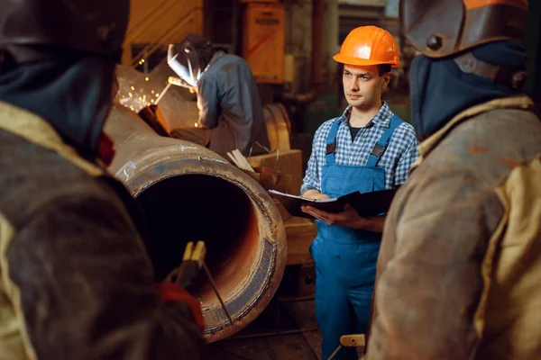 Kaynakçıların Ustası Ekibi Fabrika Kaynakçılık Konusunda Metal Inşaatında Çalışıyor Metal — Stok fotoğraf