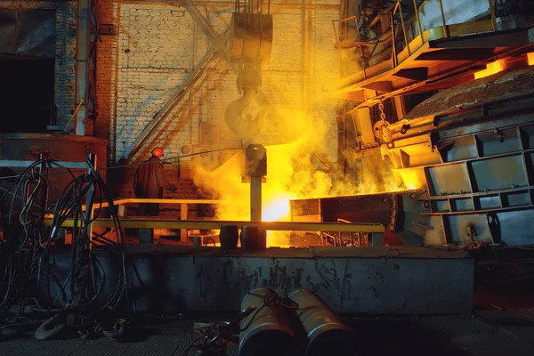 Stålfabrik Metallurgi Och Metallbearbetningsindustri Industriell Tillverkning Kvarntillverkning Kran Över Ugn — Stockfoto