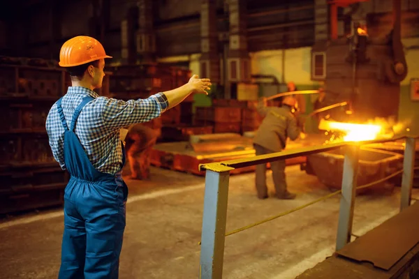 Master Looks Steelmaking Process Furnace Steel Factory Metallurgical Metalworking Industry — Stock Photo, Image
