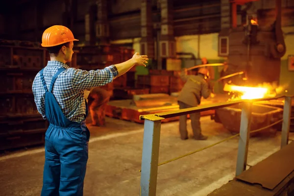 Master Penche Sur Processus Fabrication Acier Dans Four Usine Sidérurgique — Photo