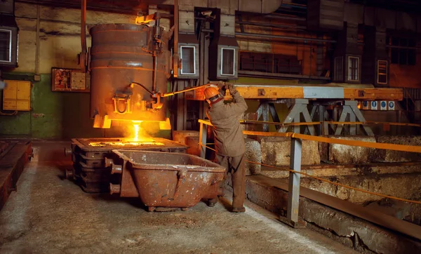 Μεταλλουργός Κράνος Ρίχνει Υγρό Μέταλλο Από Καλάθι Εργοστάσιο Χάλυβα Μεταλλουργική — Φωτογραφία Αρχείου