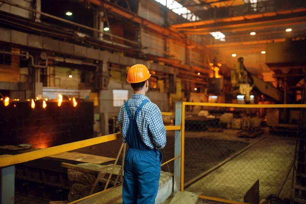 マスターは 鉄鋼工場 冶金または金属加工産業 ミル上の金属生産の工業生産における製鉄プロセスを見て — ストック写真