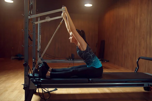 Frau Sportbekleidung Beim Stretching Pilates Training Fitnessstudio Fitness Workuot Sportverein — Stockfoto