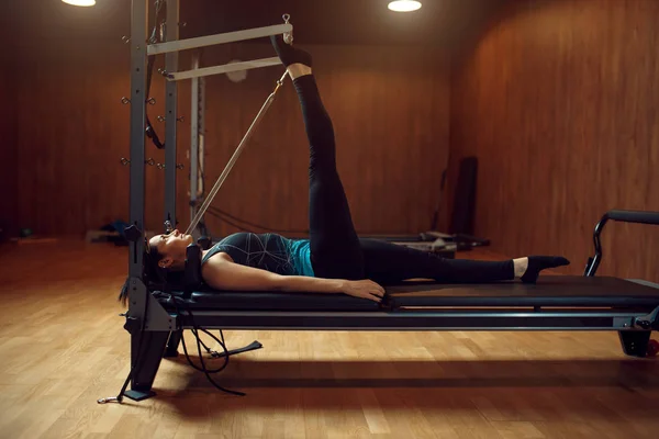 Spor Giyimli Zayıf Bir Kadın Spor Salonunda Pilates Egzersizi Yapıyor — Stok fotoğraf