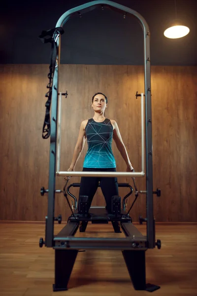 Mulher Magra Sportswear Treino Pilates Máquina Ginástica Ginásio Exercício Fitness — Fotografia de Stock