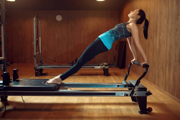 Femme Tenue Sport Pilates Entraînement Sur Machine Exercice Dans Salle — Photo