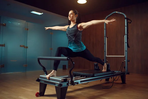 Štíhlá Dívka Sportovním Oblečení Udržuje Rovnováhu Pilates Trénink Cvičení Stroj — Stock fotografie