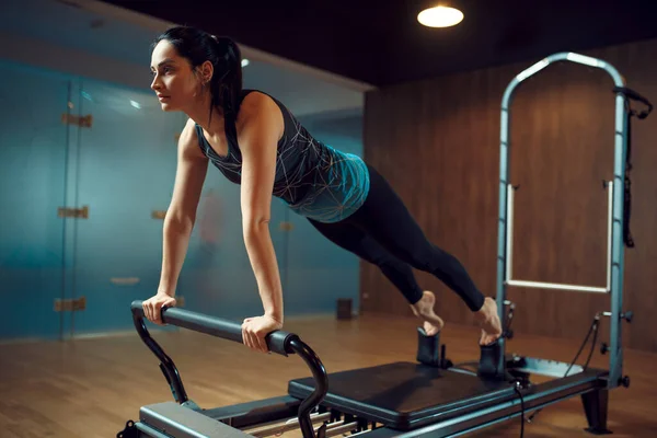 Mujer Delgada Ropa Deportiva Pilates Entrenamiento Máquina Ejercicio Gimnasio Fitness — Foto de Stock