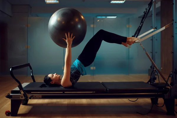 Schlankes Mädchen Sportbekleidung Pilates Training Mit Ball Auf Dem Trainingsgerät — Stockfoto