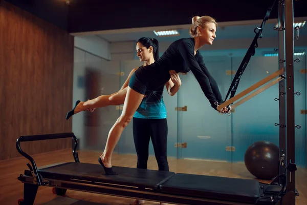 Spor Giyim Eğitmenlik Yapan Zayıf Bir Kadın Spor Salonunda Egzersiz — Stok fotoğraf