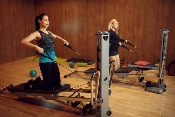 Deux Femmes Sur Pilates Entraînement Sur Machine Exercice Dans Salle — Photo