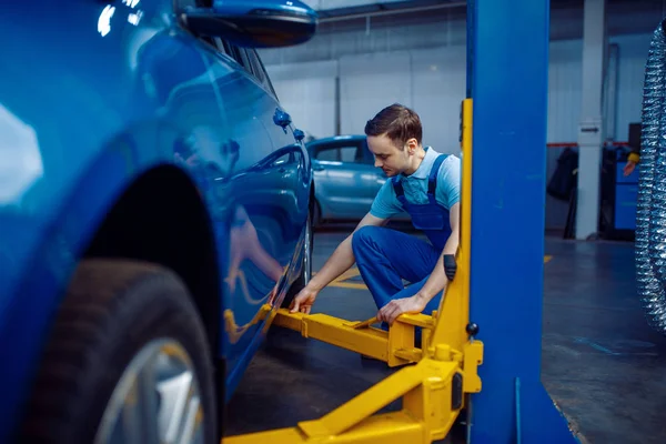 Arbeiter Uniform Fixiert Fahrzeug Auf Lift Auto Service Station Automobil — Stockfoto