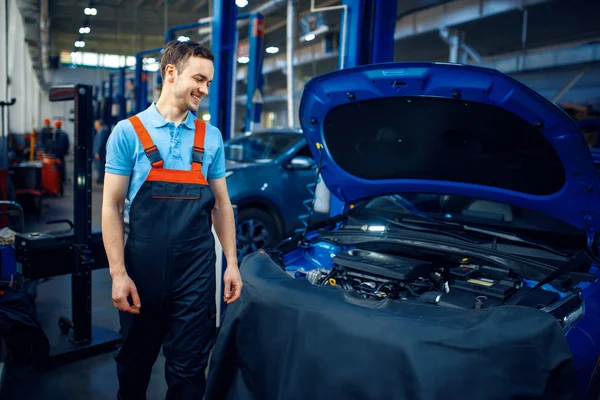 Reparation Uniform Står Køretøjet Med Åbnet Hætte Bil Tankstation Automobilkontrol - Stock-foto