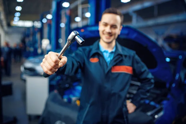 Arbeiter Uniform Hält Schraubenschlüssel Der Hand Fahrzeug Mit Geöffneter Motorhaube — Stockfoto