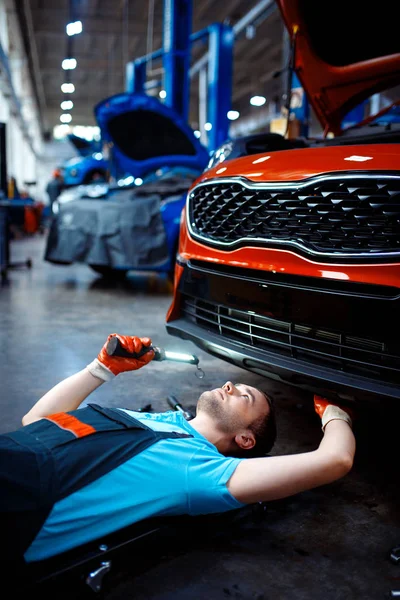 Arbeiter Uniform Liegen Unter Dem Fahrzeug Autoservice Station Automobil Kontrolle — Stockfoto