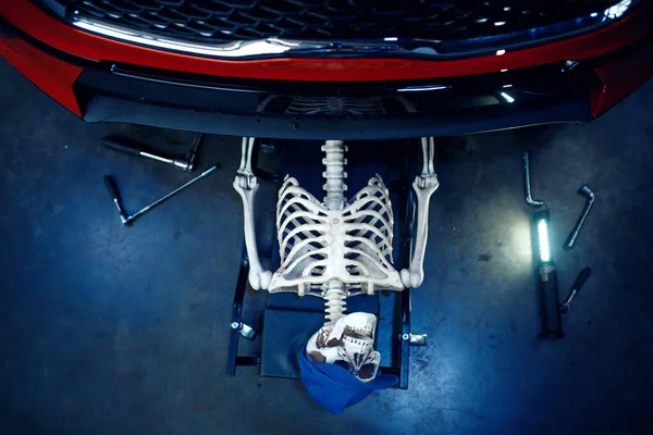 Human Skeleton Lying Vehicle Car Service Station Problematic Vehicle Concept — Stock Photo, Image