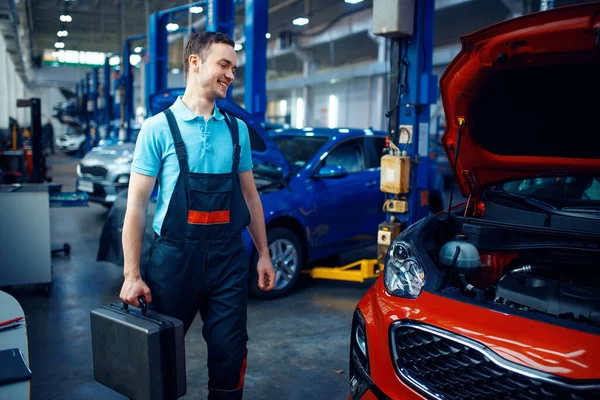 Arbeiter Uniform Halten Einen Werkzeugkasten Der Hand Eine Autoservice Station — Stockfoto