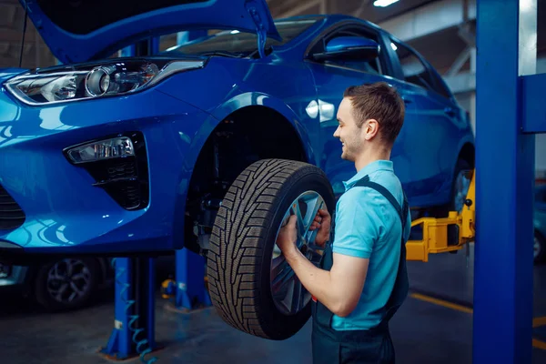 Pracovník Uniformě Odstraňuje Kolo Vozidla Autoservisní Stanice Kontrola Kontrola Automobilů — Stock fotografie