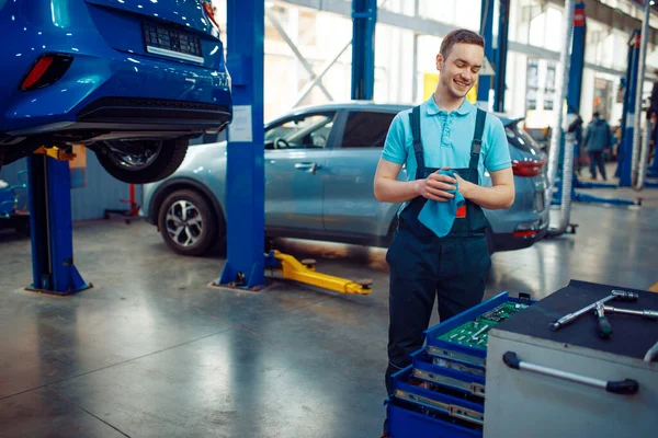 Opravář Stojí Vozidel Výtahu Autoservisní Stanice Kontrola Kontrola Automobilů Profesionální — Stock fotografie