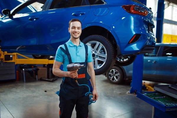 Repairman Checklist Stands Vehicle Lift Car Service Station Automobile Checking — Stock Photo, Image