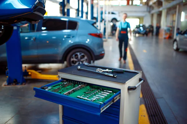 Toolbox Worker Stands Vehicles Lifts Background Car Service Station Automobile — Stock Photo, Image