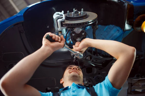 Arbeiter Uniform Reparieren Fahrzeug Auf Lift Auto Service Station Automobil — Stockfoto