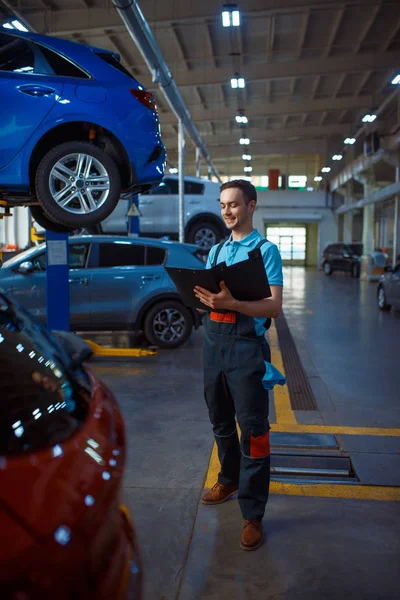 Pracovník Kontrolním Seznamem Stojí Vozidla Otevřenou Kapotou Autoservisní Stanice Kontrola — Stock fotografie