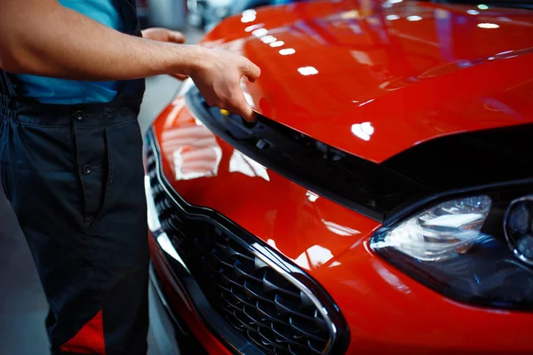 制服を着た労働者が車両フード 車のサービスステーションを開きます 自動車のチェックと検査 プロの診断と修理 — ストック写真