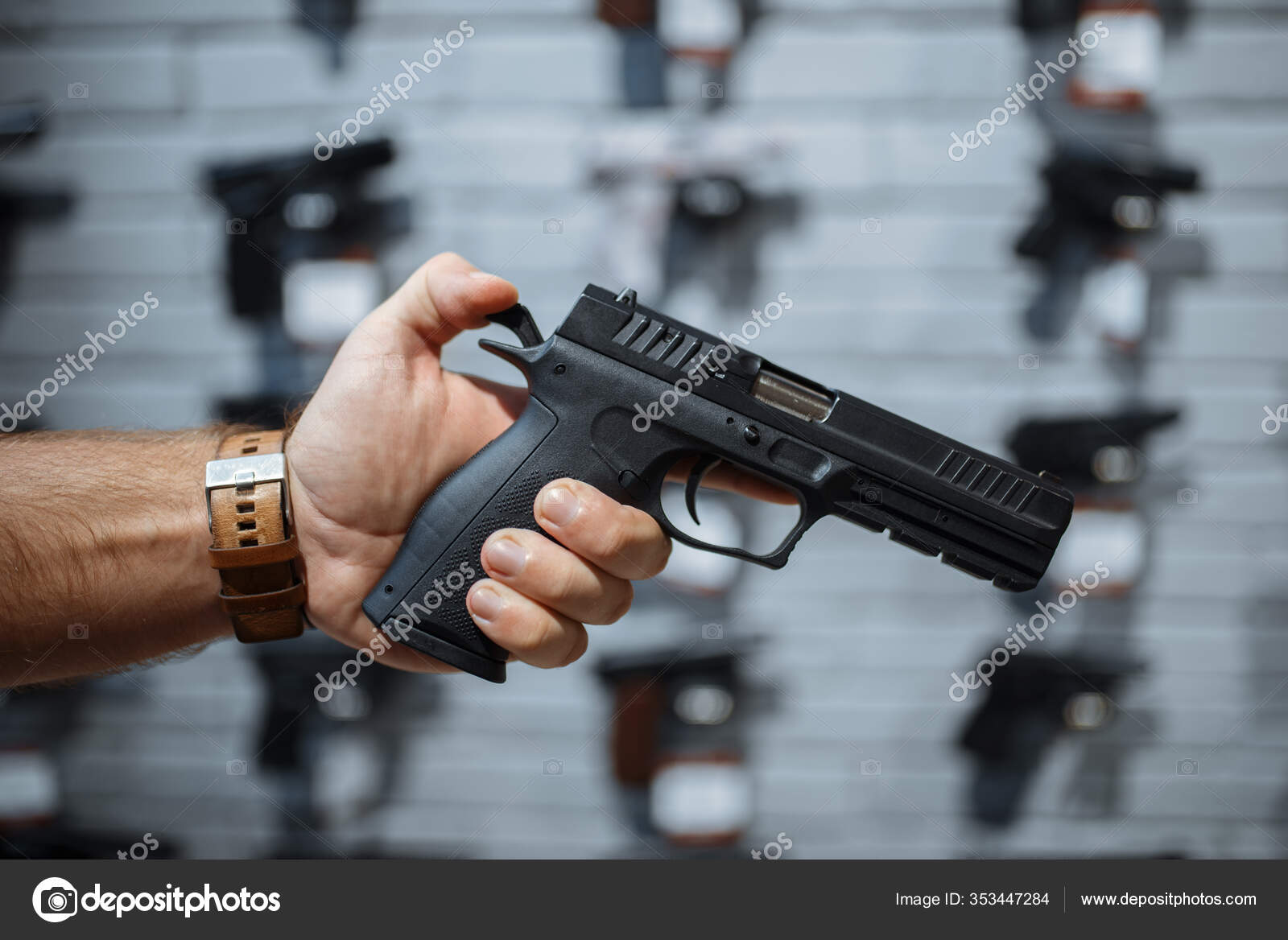 Hombre Eligiendo Una Pistola Nueva Escaparate Tienda Armas Hombre Que:  fotografía de stock © Nomadsoul1 #353447284