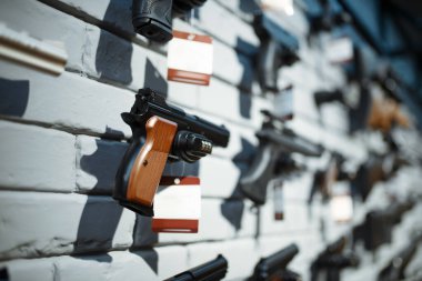Silah dükkanında vitrindeki tabancalar, hiç kimse. Silah deposunda güvenlik, nefsi müdafaa ve spor atış hobisi