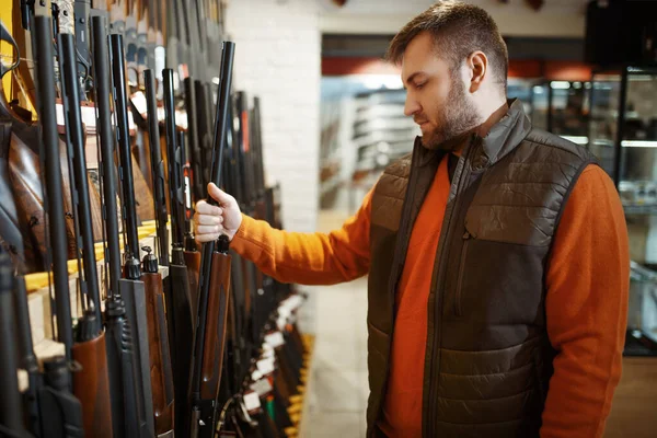 Muž Vybírá Pušku Přehlídce Obchodě Zbraněmi Euqshipment Pro Lovce Stánku — Stock fotografie