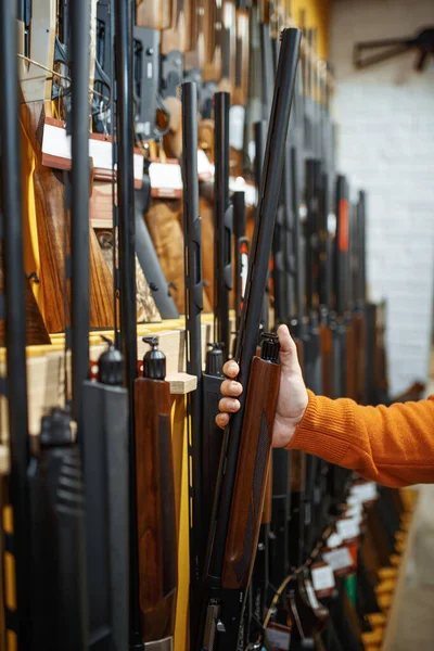 Hombre Eligiendo Rifle Escaparate Tienda Armas Euqipment Para Los Cazadores — Foto de Stock