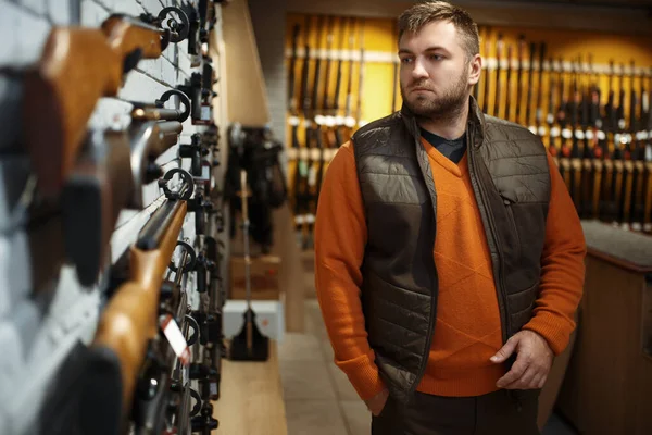 Homem Exibição Com Espingardas Vista Traseira Loja Armas Euqipment Para — Fotografia de Stock