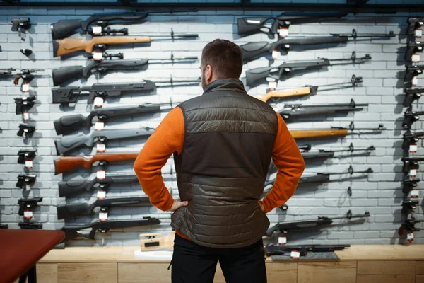 Vitrinde Tüfekli Arkadan Gören Silah Dükkânı Olan Bir Adam Silah — Stok fotoğraf