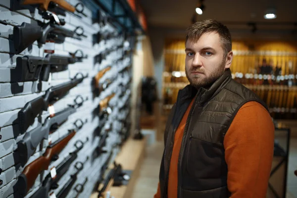 Man Tittar Handeldvapen Skylten Vapenbutiken Euqirement För Jägare Monter Vapenbutik — Stockfoto