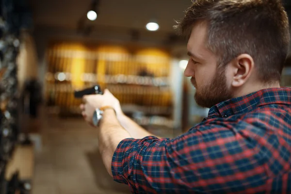 Мужчина Целится Нового Пистолета Оружейный Магазин Мужчина Покупает Пистолет Безопасности — стоковое фото