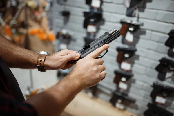 Hombre Eligiendo Una Pistola Nueva Escaparate Tienda Armas Hombre Que —  Fotos de Stock