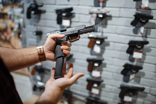 Hombre Eligiendo Una Pistola Nueva Escaparate Tienda Armas Hombre Que —  Fotos de Stock