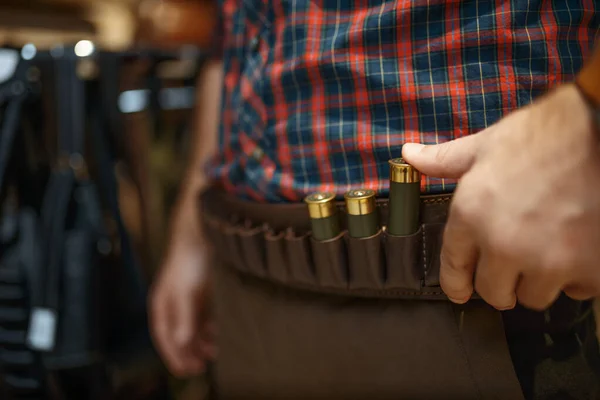 Homem Escolhendo Cinto Munição Uniforme Para Caça Loja Armas Euqipment — Fotografia de Stock