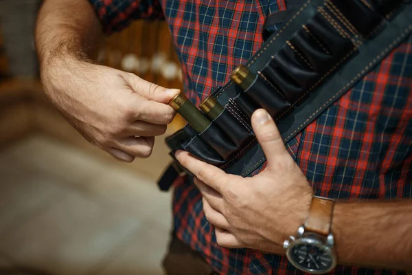 Homem Com Cinto Munições Espingardas Fundo Loja Armas Euqipment Para — Fotografia de Stock