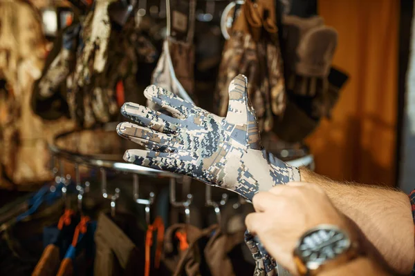 男子选择手套猎人在枪枝商店展示 武器商店 狩猎和体育射击业余爱好中的装备和步枪 — 图库照片