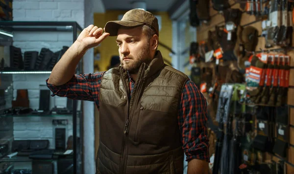 Muž Čepici Interiér Obchodu Zbraněmi Pozadí Euqshipment Pušky Stojanu Obchodě — Stock fotografie