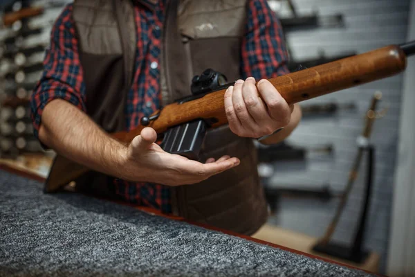 Fickó Megtölt Egy Puskát Pultnál Fegyverboltban Euqipment Vadászok Standon Fegyvertárban — Stock Fotó