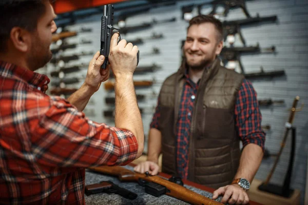 Homem Proprietário Escolhendo Rifle Pistola Loja Armas Euqipment Para Caçadores — Fotografia de Stock