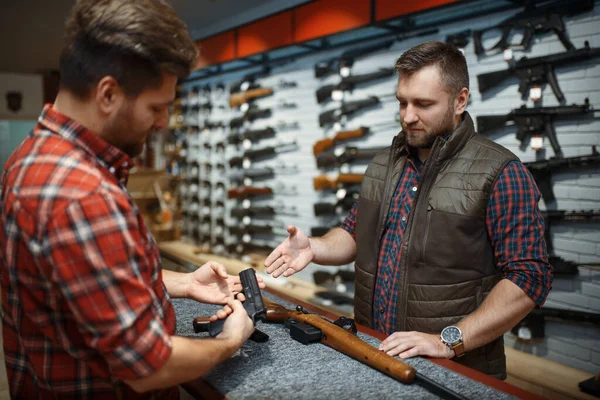 Hombre Dueño Eligiendo Rifle Pistola Tienda Armas Euqipment Para Cazadores —  Fotos de Stock