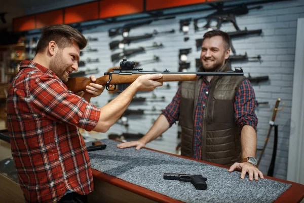 Homem Aponta Com Nova Espingarda Vendedor Balcão Loja Armas Masculino — Fotografia de Stock