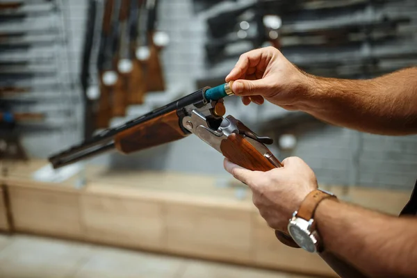 Adam Arka Planda Silah Dükkanı Olan Bir Tüfeği Dolduruyor Silah — Stok fotoğraf