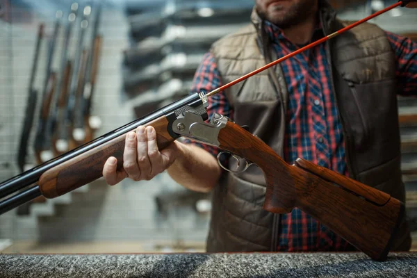 Adam Silah Dükkanında Tüfek Namlusunu Temizliyor Silah Deposunda Ayakta Duran — Stok fotoğraf