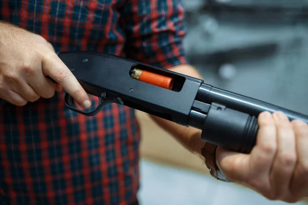 Homem Carrega Espingarda Vitrine Loja Armas Euqipment Para Caçadores Stand — Fotografia de Stock